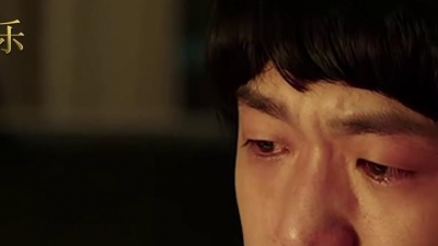 小老妈妈 - 黑鸭子组合这首《迟来的爱》，歌声醉人心扉，听前奏眼泪就忍不住
