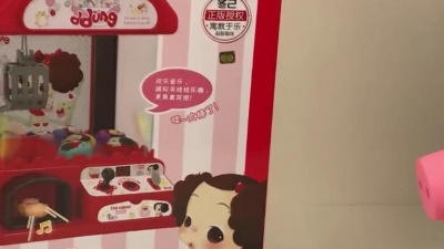 宝宝起床音乐 - 丁丁鸡玩具屋 第7集 小猪佩奇玩娃娃机 夹出好多可爱的公仔