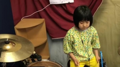 妖女 - 8 岁小女孩架子鼓翻打硬摇滚 Led Zeppelin 歌曲，众人看呆！