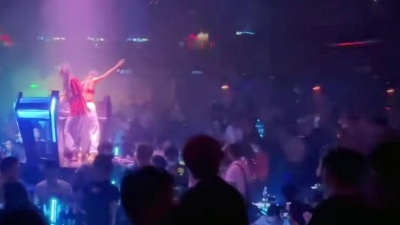西兰花 - 感受下不一样的欢快体验 旋转DJ台。#DJ #酒吧蹦迪 #美女如云