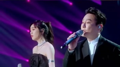 八娱少女 - #丁芙妮 #张信哲 #爱就一个字跨时空合唱 丁芙妮张信哲同台合唱爱就一个字#为歌而赞 好听到爆
