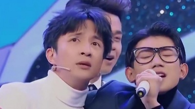 风云一片 - 王源薛之谦合唱《绅士》，王源模仿相似度高达90%，歌曲动作齐上阵！《绅士》合唱现场感动观众落了泪，薛之谦王源搞笑演绎，竟还出现《泰坦尼克号》场景。