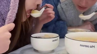 口袋电影君 - 爱永远是突然降临的毫无征兆的  就算我没洗头没化妆他也爱我❤️