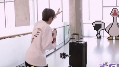 内娱追综少女 - 不怕沙雕多，就怕聚一窝?聚一窝就算了，还都那么好看！#赞多 #刘宇 #力丸  #创造营2021