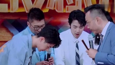 寒水剑阁 - 【天天向上】孤独的看客王一博坚守主持岗位，涵哥呼唤一博吃红魔虾 ！