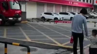 浮山归梦远万重 - 中国消防车出行，小孩子敬礼