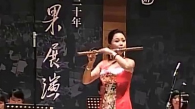 音乐集结号 - 笛子名曲《幽兰逢春》，美女竹笛演奏家陈悦演奏，悦耳动听！