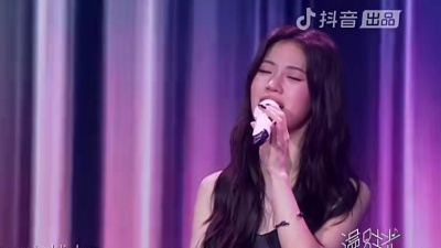 小杨妃渲 - 单依纯首次演唱会版《Weak》，甜蜜满满，舞台绝美！！
