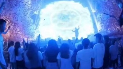 绿绿爱影视 - 外面下着雨，犹如我心血在滴