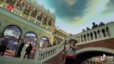 帅soserious - #2019江苏卫视跨年演唱会#刘宇宁水上乘船演唱《说爱你》！意境感十足~！