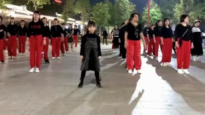广场舞 - 最近红遍网络广场舞《心上人》你发现领舞小女孩长高了没？