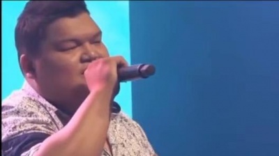 音乐半岛 - 马来西亚小伙邝珌万唱凉凉，一人包揽男女声太牛了