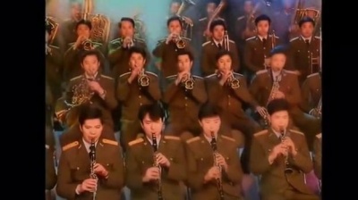 嘉了个玲 - 【AI提升分辨率】【中国人民解放军军乐团古早录像】骑兵团进行曲-季承 晓藕作曲 于建芳指挥（1997年）