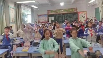 喵了个咪 - 下课带她们玩，不要问我座位，座位不归我管哦，我只是叫了几个合唱队的在前面带，得记动作哈哈哈#可爱的学生#课前律动