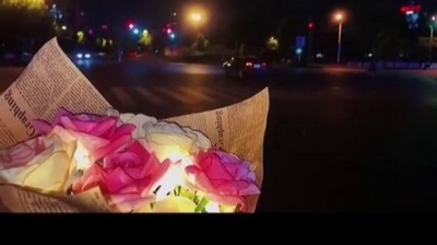 加澈子 - 情人节没赶上送花，妇女节送你3朵花。一朵玫瑰花，传情达意全靠它。一盒爆米花，小心
