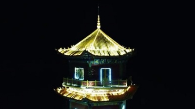 桃奈原 - 滇中绿城---新平县夜景。
出差开了半天车，忙里偷闲，冒着炸机风险只拍了这一段，夜景太暗勉强看吧。没有时间去看南恩瀑布，还有云海日出，遗憾留...
