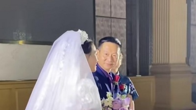 美食达人博主 - 被爱宠大的女孩儿吖结婚啦，萌萌好幸福爸爸妈妈好好，别人家的父母#婚礼现场 #最美新娘 #婚礼 #最美婚礼现场 #实拍婚礼现场 #婚礼那天 #...