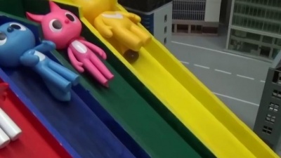 彩泥乐园 - 迷你特工队教你如何玩：迷你特工队宝宝玩滑梯 飞跃城市