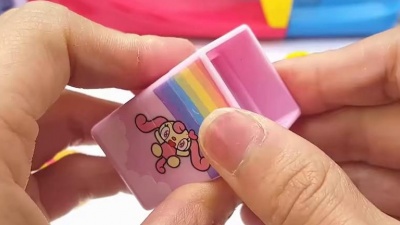 儿童玩具屋 - 奥特曼怪兽贝利亚抱着红鲤鱼送玩具微波炉里烘烤，变出惊喜奇趣蛋