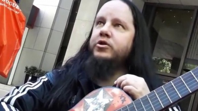 会拍照的男朋友 - 重金属就该是这个样子！活结1号 Joey Jordison 这次不打鼓改弹吉他，和粉丝围坐在一起唱《SIC》。