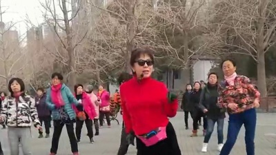 舞神秘籍 - 简单易学的广场舞《三十二步》越来越多的人加入