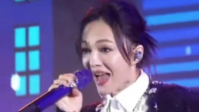 滇西小哥 - #张韶涵 淋雨一直走～张韶涵蹦蹦跳跳的样子真可爱！#张韶涵演唱会