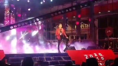 综艺最看点 - 2020夸年晚会，沙漠骆驼原唱歌手展展亲临现场嗨歌