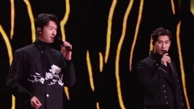 李治廷、王浩信 - 万里长城永不倒