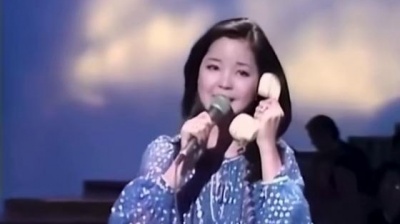 酱紫音乐 - 女神哭了！邓丽君在电话中含泪为绝症歌迷演唱《你装做不知道》！