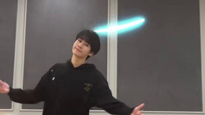 豆豆果 - 张真源《背对地球奔跑》舞蹈挑战