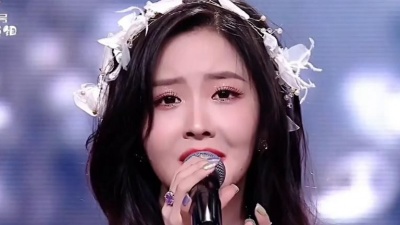 做一个努力的人 - 王艺瑾同花顺硬糖少女303毕业演唱会）
