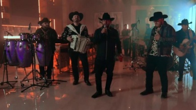 Luis R Conriquez、Grupo Frontera - Dame Un Chance(La Cumbia Bélica)