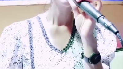 别捏七七脸 - 陈慧娴的粤语歌曲《夜机》，回头再看微微灯光，无止境寂寥不安