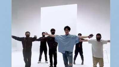 爆爆公子 - 张真源教助理跳舞视频