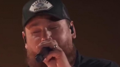 Ed Sheeran、Luke Combs - Life Goes On