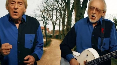 Amigos - Eine Kerze und rote Rosen