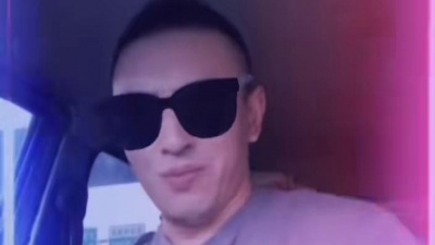 汽车博主 - 老歌上线，好听至极！#我的寂寞逃不过你的眼睛#拖拉机的脸蛋带给你法拉利的声音