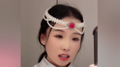 豆包 - 火红的萨日朗