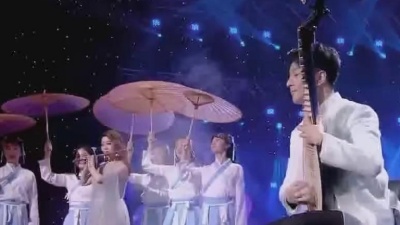刘雪缘噢 - 竹笛女神唐俊乔现场演奏《青花瓷》，听着真让人享受！
