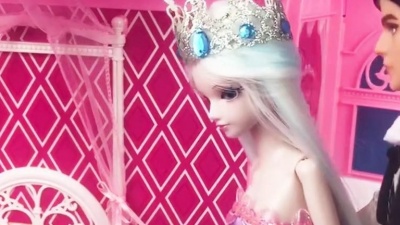 芭比公主HH - 王子送扭伤脚的冰公主回家，看到她的水晶鞋却很害怕，为什么？