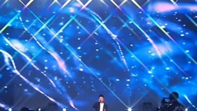 停不下来的新车菌 - 白小白现身刘叉叉活动现场，深情演唱《得过且过》，白糖们你们听过吗？#白小白 #刘叉叉