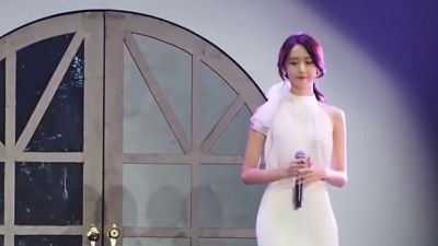 绝密研究所所长 - 允儿甜美演唱《月亮代表我的心》 一袭白裙的女神温柔唱进你心尖~