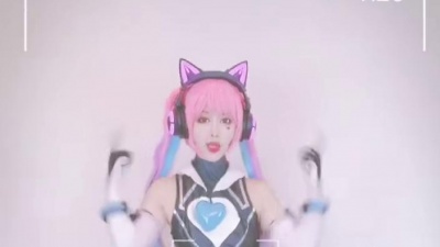吖啊啊 - #芭比摇摇舞挑战  #cos 让我猜猜你想看什么？@飞天女警苗苗 +小