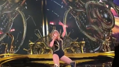 就走上坡路 - 她的歌里除了前男友,还有我的青春.Taylor Swift巡演Reputation现场献唱《King Of My Heart》走心版.