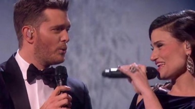 Idina Menzel、Michael Bublé - Baby It's Cold Outside
