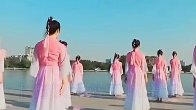 卷卷爱音乐 - 心若相连，天涯也在咫尺间，今生《不想忘记你》你永远住在我心里