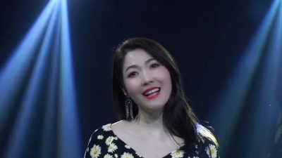 经典老歌 - 如果只能《一生回味一面》，那么《点歌的人》，请喝下这杯忘情水