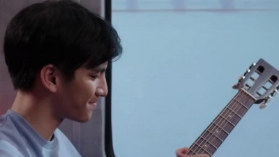 Phum Viphurit - Paper Throne