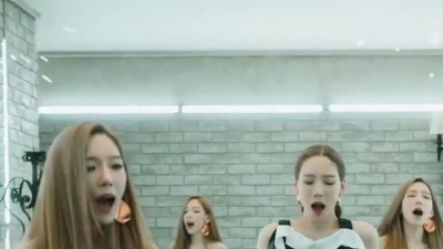 维维任意门 - 太妍的现场Live和原版相比，哪个更好听？看完这个视频，你心里就有答案！