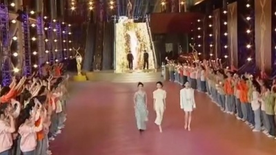 豆豆果 - 《第14届金鹰节开幕式》李庚希、吴谨言、任敏走上金芒大道